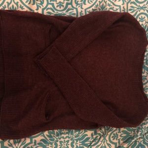 Long sleeve sweater.